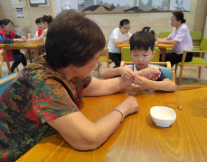 兴致勃勃地址缀船身船头
